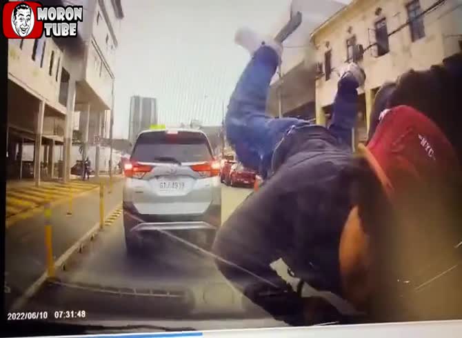 Video :A driver strikes his child's face after nearly running him over!